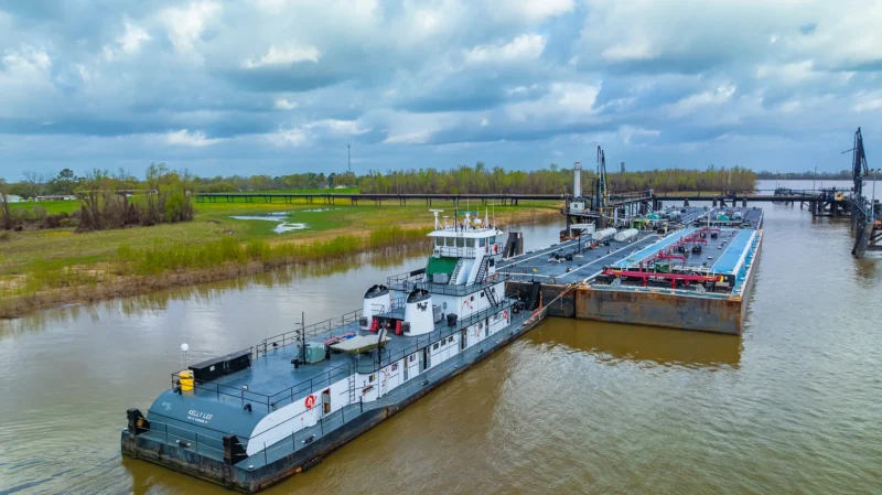 Towbat pushing barge to dock